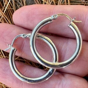 14k white gold sak hoop earrings